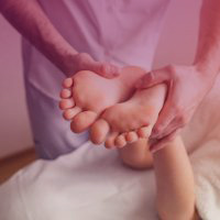 Точечный массаж ног: польза, применение, схемы