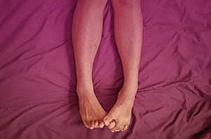 Судороги ног у женщин по ночам: причины и лечение