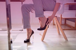 Отеки ног: что это такое, почему они возникают и как их снять в домашних условиях?